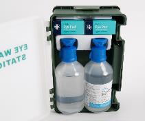 Pudełko do mycia oczu z
2 butelki z wodą do oczu 500 ml
